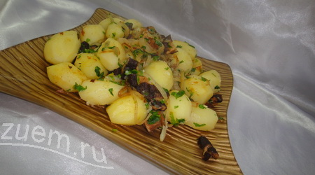 ОТВАРНОЙ КАРТОФЕЛЬ С ОБЖАРЕННЫМ ЛУКОМ И ШИТАКИ